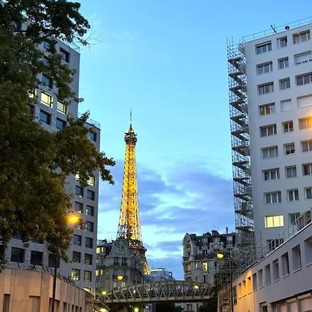 A Cozy Parisian Close To Eiffel Tower